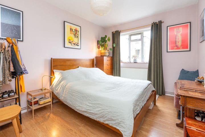 1 bedroom apartment for sale in London, United Kingdom - Image 9