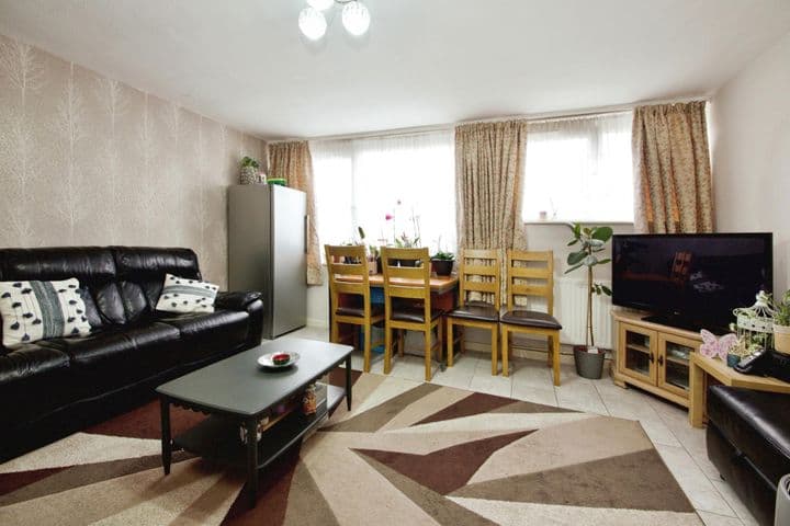 3 bedrooms house for sale in Woodford Green, United Kingdom - Image 2