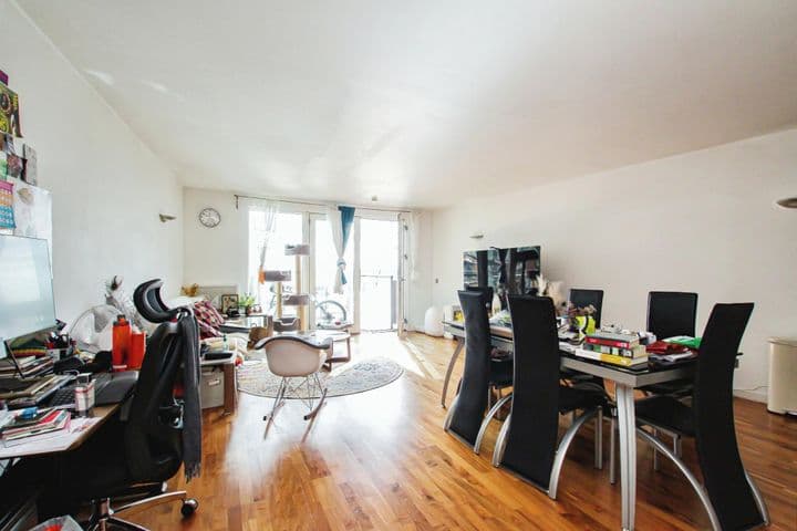 2 bedrooms apartment for sale in London, United Kingdom - Image 3