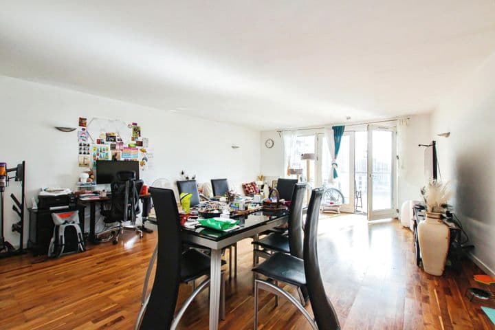 2 bedrooms apartment for sale in London, United Kingdom - Image 2