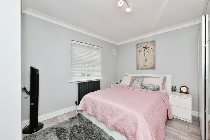 2 bedrooms house for sale in Waltham Abbey, United Kingdom - Image 9