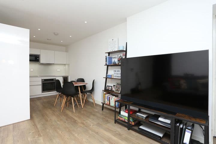 1 bedroom apartment for sale in London, United Kingdom - Image 5