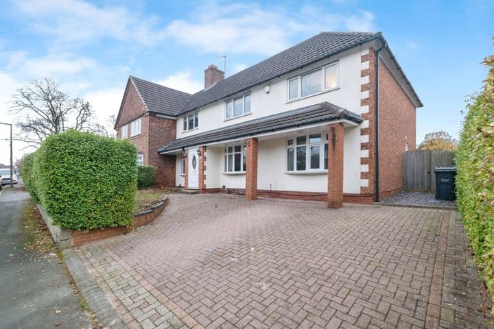 5 bedrooms house for sale in West Bromwich, United Kingdom - Image 2