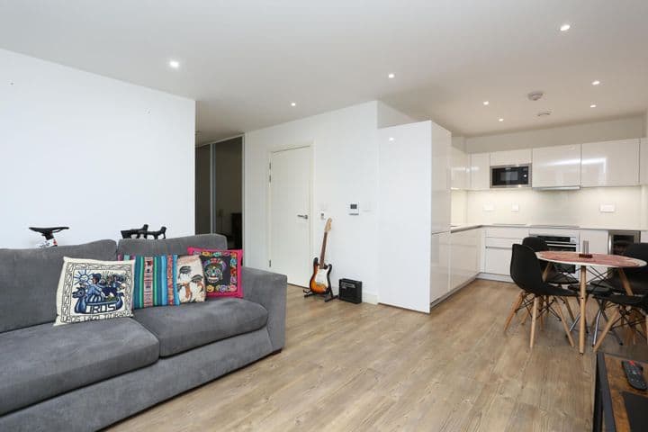 1 bedroom apartment for sale in London, United Kingdom - Image 6