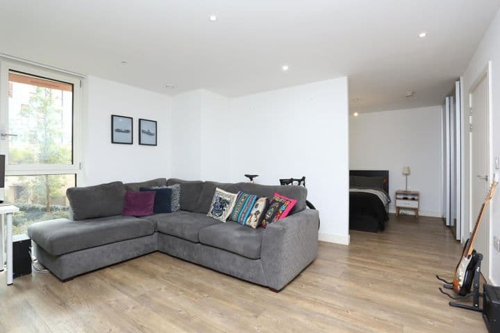 1 bedroom apartment for sale in London, United Kingdom - Image 2