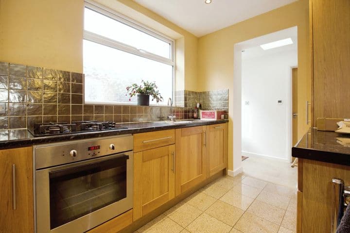 4 bedrooms house for sale in London, United Kingdom - Image 2