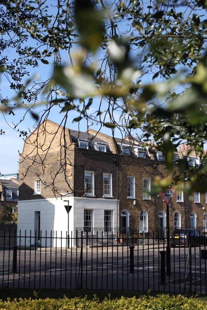 2 bedrooms house for sale in London, United Kingdom - Image 2