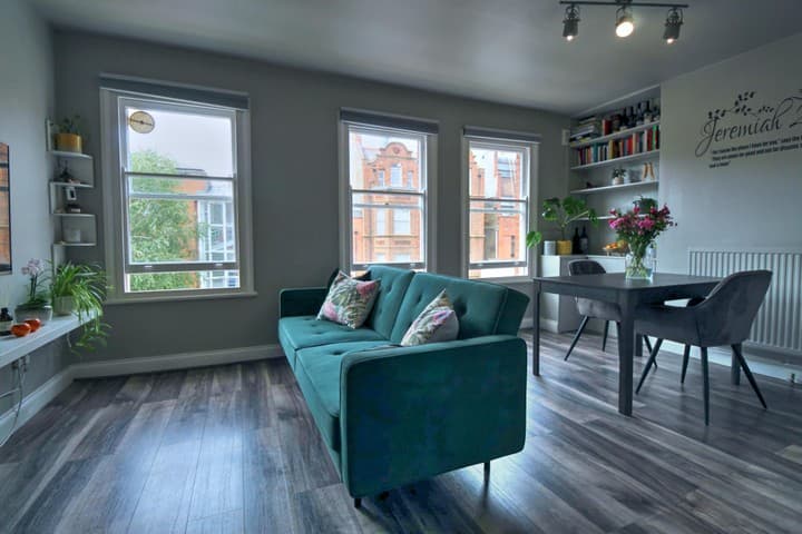 1 bedroom apartment for sale in London, United Kingdom - Image 3