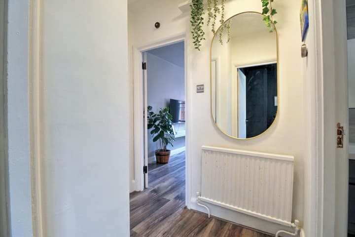 1 bedroom apartment for sale in London, United Kingdom - Image 8