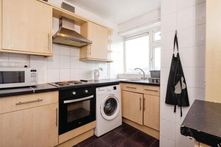 1 bedroom apartment for sale in London, United Kingdom - Image 3