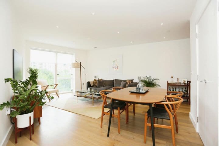 2 bedrooms apartment for sale in London, United Kingdom - Image 5