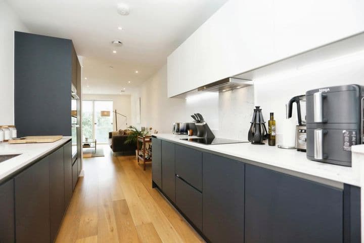 2 bedrooms apartment for sale in London, United Kingdom - Image 3