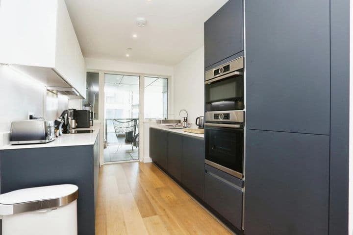 2 bedrooms apartment for sale in London, United Kingdom - Image 2