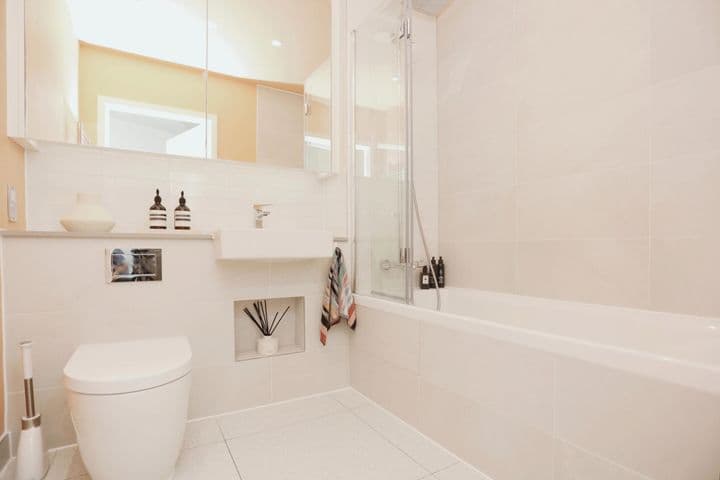 2 bedrooms apartment for sale in London, United Kingdom - Image 7