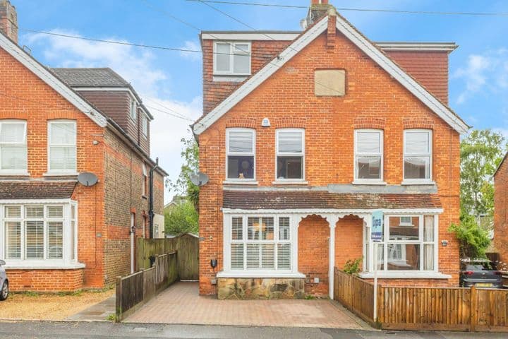 3 bedrooms house for sale in Haywards Heath, United Kingdom - Image 2