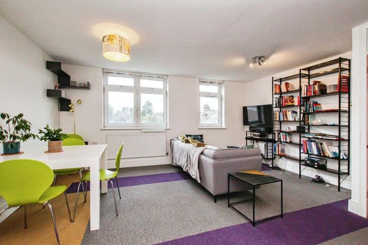 3 bedrooms apartment for sale in London, United Kingdom - Image 2