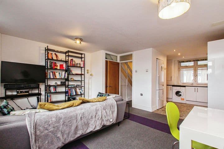 3 bedrooms apartment for sale in London, United Kingdom - Image 3