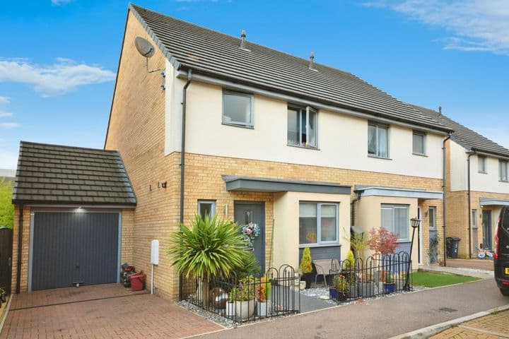 3 bedrooms house for sale in Stevenage, United Kingdom - Image 2