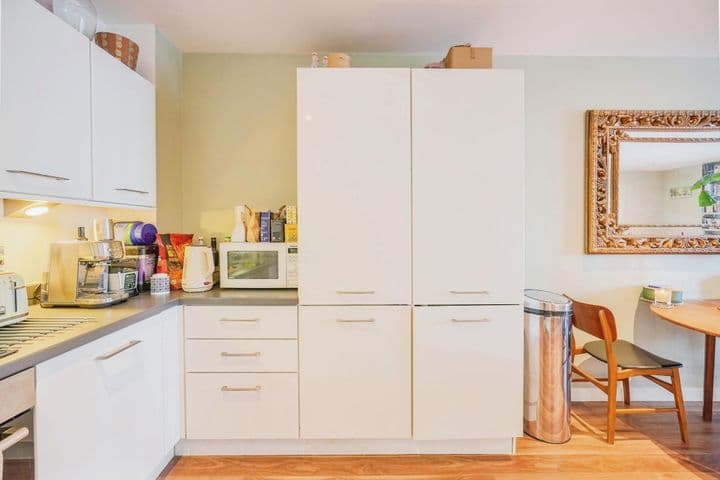 2 bedrooms apartment for sale in London, United Kingdom - Image 10