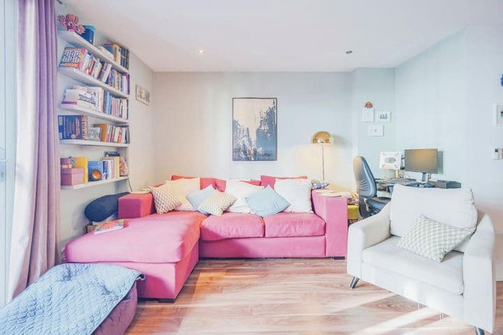 2 bedrooms apartment for sale in London, United Kingdom - Image 4