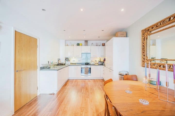 2 bedrooms apartment for sale in London, United Kingdom - Image 8