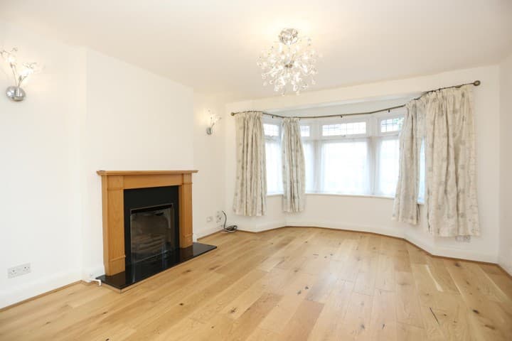 3 bedrooms house for sale in Bromley, United Kingdom - Image 2