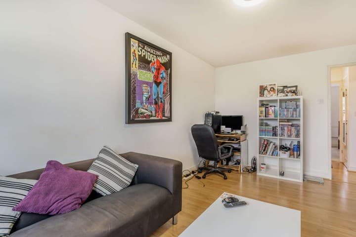 1 bedroom apartment for sale in London, United Kingdom - Image 3