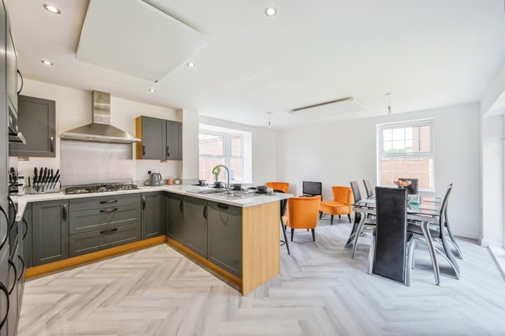 5 bedrooms house for sale in Fradley, United Kingdom - Image 2