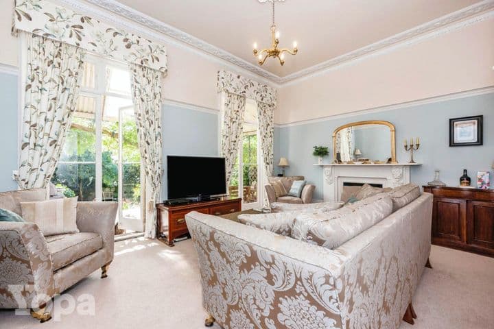 6 bedrooms house for sale in Gravesend, United Kingdom - Image 2