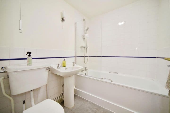 1 bedroom apartment for sale in London, United Kingdom - Image 10