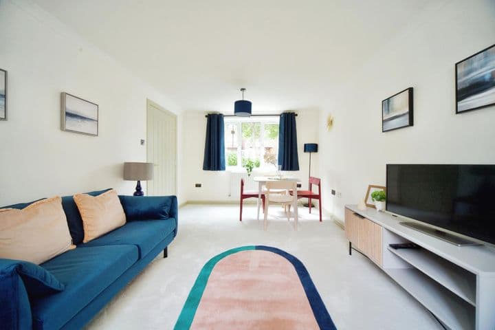 1 bedroom apartment for sale in London, United Kingdom - Image 2