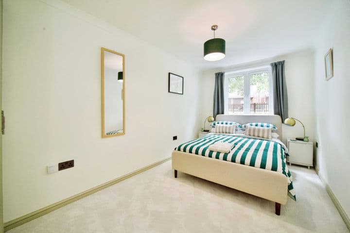 1 bedroom apartment for sale in London, United Kingdom - Image 8