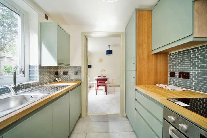 1 bedroom apartment for sale in London, United Kingdom - Image 5