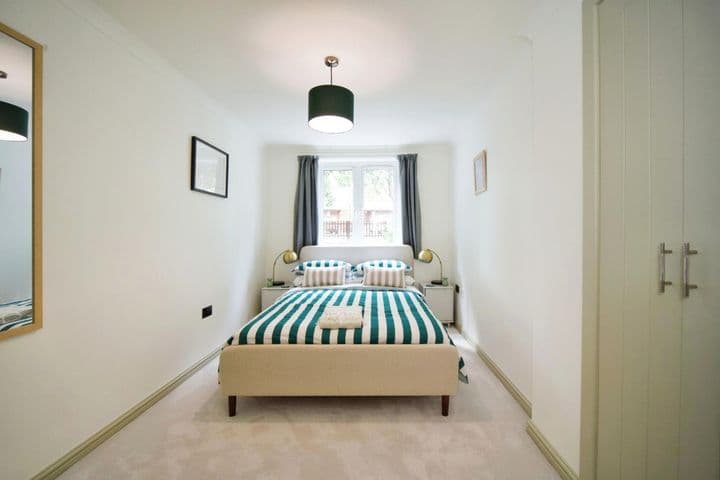 1 bedroom apartment for sale in London, United Kingdom - Image 9