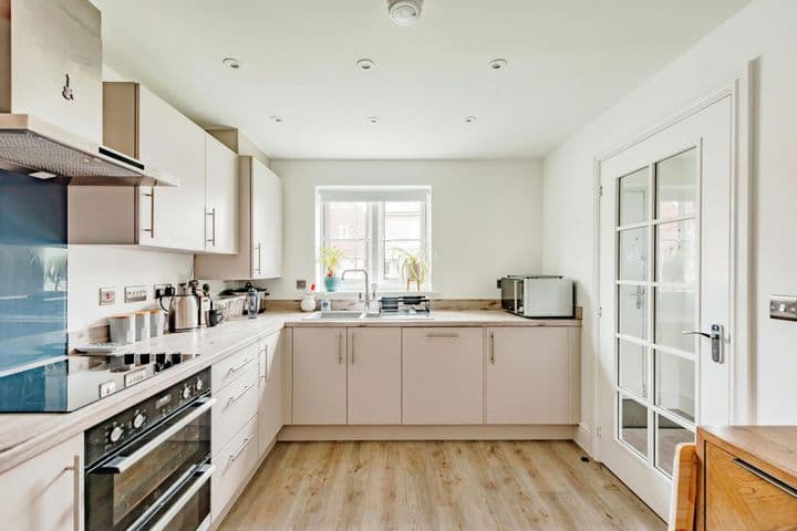 4 bedrooms house for sale in Horley, United Kingdom - Image 4