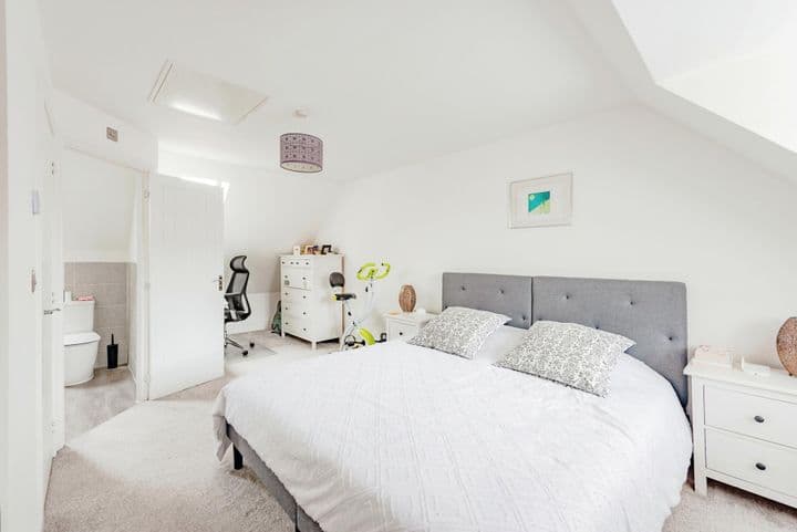 4 bedrooms house for sale in Horley, United Kingdom - Image 9