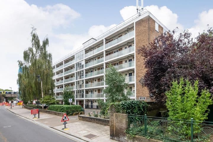 2 bedrooms apartment for sale in London, United Kingdom - Image 5