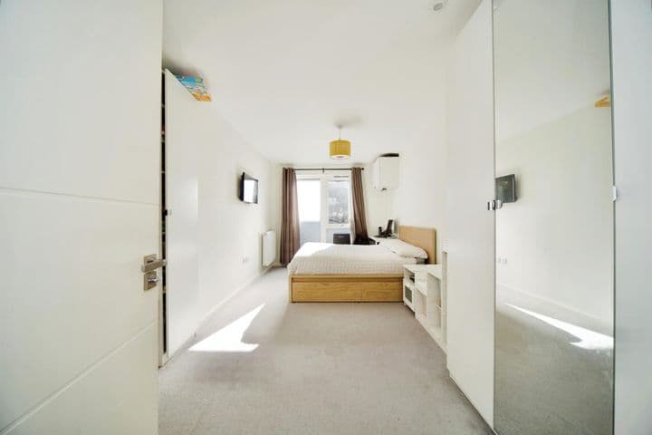 1 bedroom apartment for sale in London, United Kingdom - Image 8