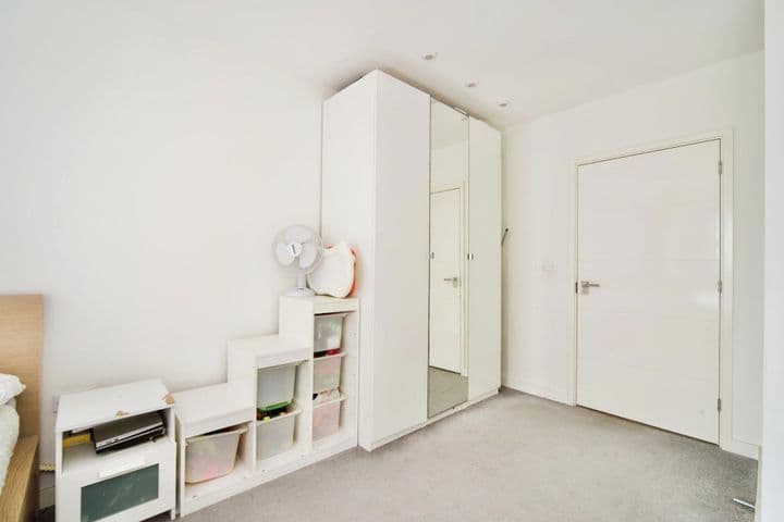 1 bedroom apartment for sale in London, United Kingdom - Image 7