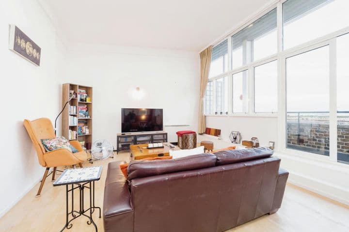 1 bedroom apartment for sale in London, United Kingdom - Image 3