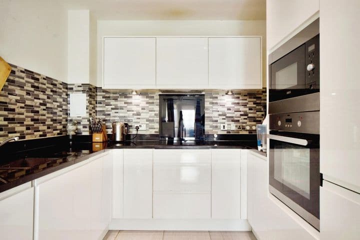 1 bedroom apartment for sale in London, United Kingdom - Image 3