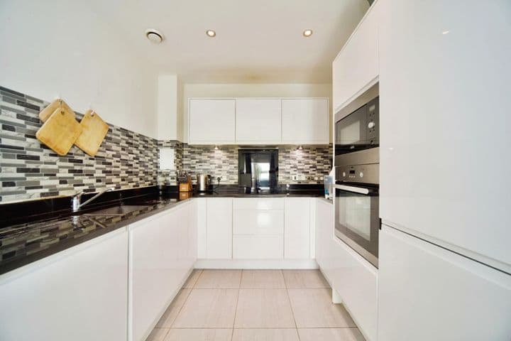 1 bedroom apartment for sale in London, United Kingdom - Image 9