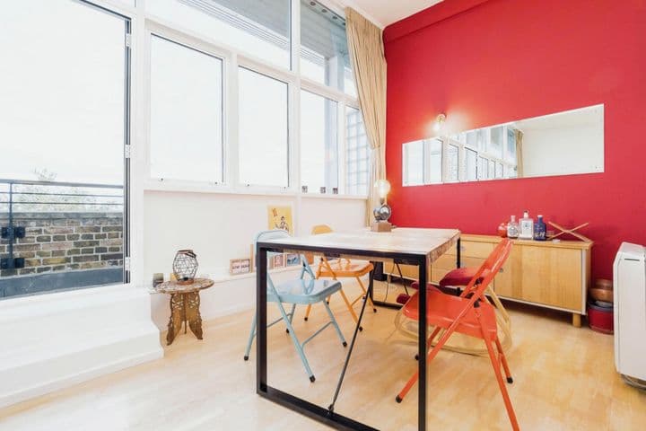 1 bedroom apartment for sale in London, United Kingdom - Image 7