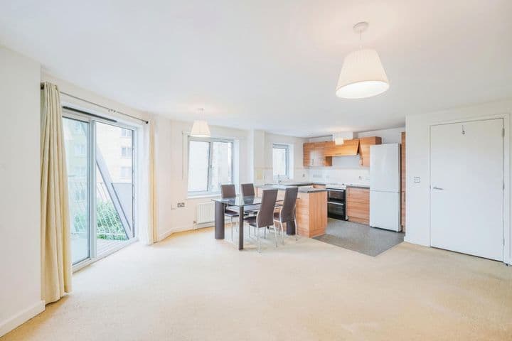 1 bedroom apartment for sale in London, United Kingdom - Image 2