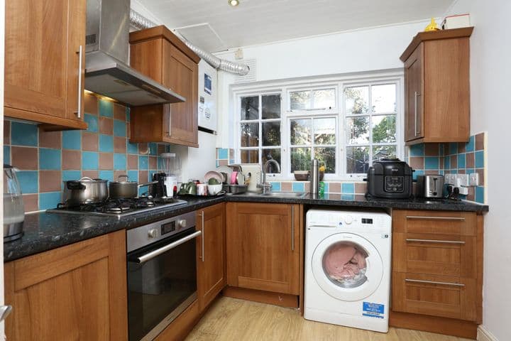 3 bedrooms house for sale in London, United Kingdom - Image 2