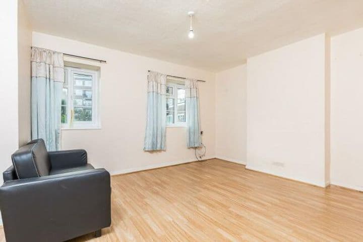 3 bedrooms apartment for sale in London, United Kingdom - Image 3