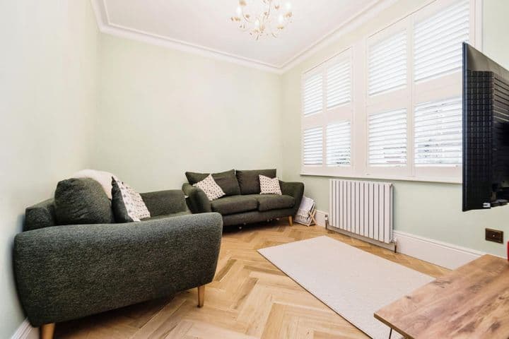 2 bedrooms house for sale in London, United Kingdom - Image 5