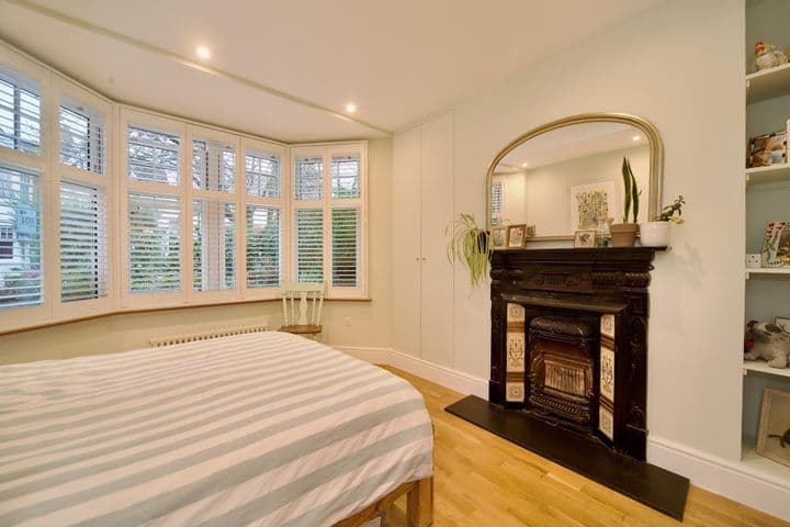 2 bedrooms apartment for sale in London, United Kingdom - Image 4