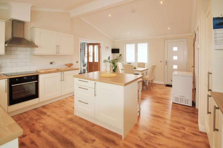 2 bedrooms other for sale in Clacton-On-Sea, United Kingdom - Image 7