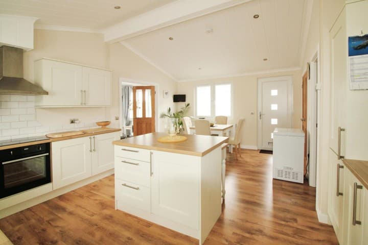 2 bedrooms other for sale in Clacton-On-Sea, United Kingdom - Image 10